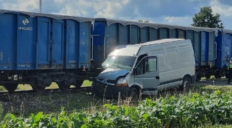 Glina. Samochód dostawczy wjechał pod pociąg