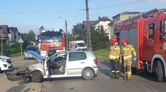 Zderzenie osobówek w Piotrkowie. Jedna wjechała w ogrodzenie