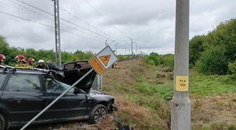 Auto wjechało wprost pod pociąg (ZDJĘCIA)