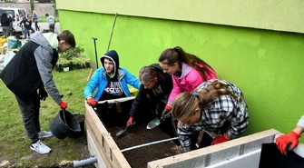 Uczniowie założyli ogród deszczowy