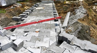 Układają nowe chodniki