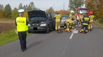Uderzył w auto stojące na poboczu