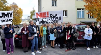 Protest przed szpitalem. W Piotrkowie zabraknie porodówki? [ZDJĘCIA]