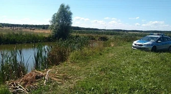 Strażacy wyłowili mężczyznę ze stawu. Nie przeżył
