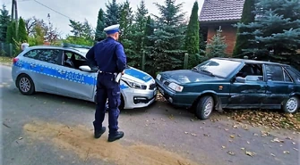 Pijany uciekał przed policją. Uderzył w radiowóz... dwa razy