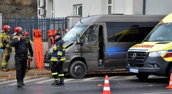 Bus z dziećmi uderzył w ciężarówkę. Kierowca TIR-a odjechał
