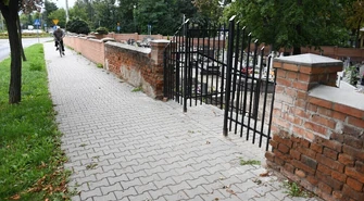 Dodatkowa brama przy cmentarzu