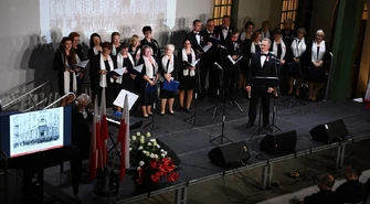 "Biało-czerwone" śpiewanie na początek obchodów