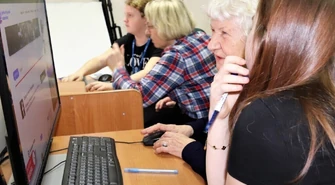 Seniorzy pod okiem młodzieży