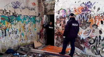 Policjanci sprawdzają pustostany