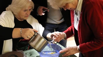 Wróżby, tańce i zabawa. Seniorzy świętowali Andrzejki