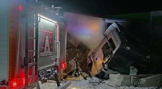 Ciężarówka wpadła do rowu  na A1 pod Piotrkowem