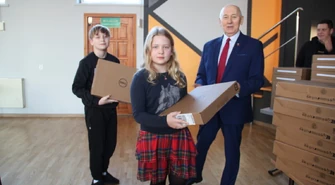 Laptopy trafiły do uczniów