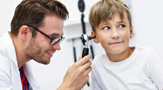 Czego objawem jest czerwone ucho u dziecka?