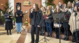 Chór II LO zaśpiewał na święta [ZDJĘCIA]