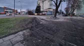 Zamiast po jezdni, jeżdżą po chodnikach