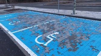 Z nowego parkingu przy "Słoneczku"... zeszła farba