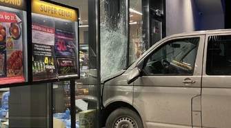 Busem wjechał w... Biedronkę. Dwie osoby ranne [ZDJĘCIA]