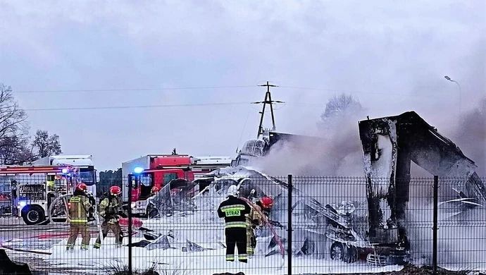 Palą się ciężarówki