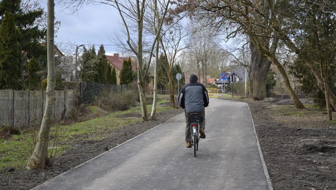 Otworzyli 260 metrów ścieżki w śladzie wąskotorówki