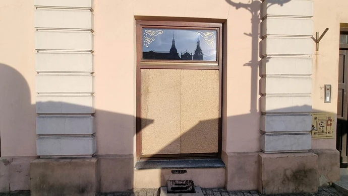 Wandale uszkodzili szklane witryny