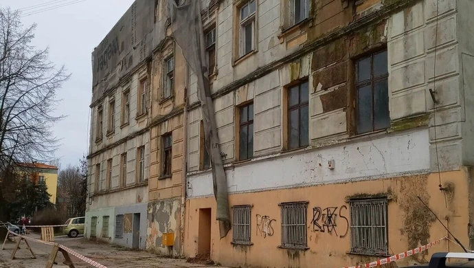 Odpadający gzyms na ul. Próchnika