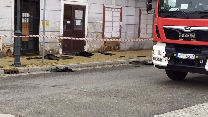 Spadające elementy z dachu starej kamienicy uszkodziły samochód