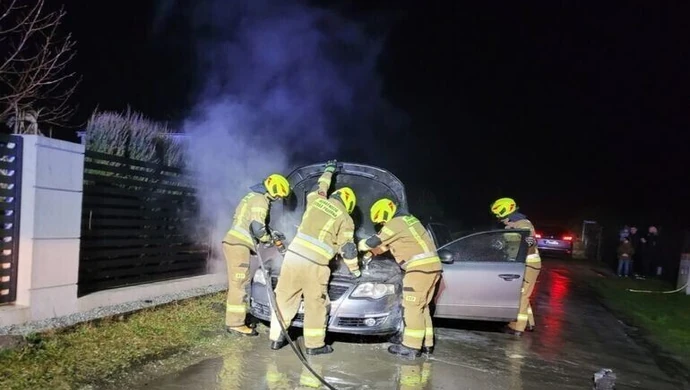 Strażacy gasili samochód