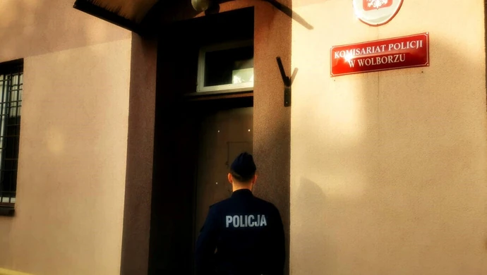 Bez badań technicznych, za to z zakazem i pasażerem w bagażniku