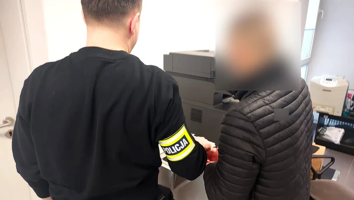 Pokłócił się z dziewczyną, więc... wybił szybę w szkole