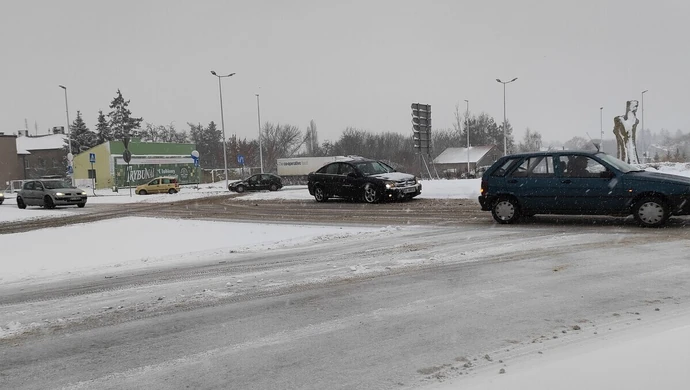 Zima wróciła, trudne warunki na drogach [ZDJĘCIA]