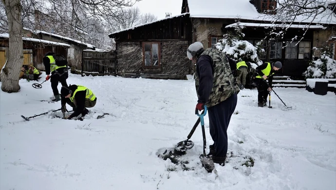 Sprzątali i szukali skarbów w ziemi