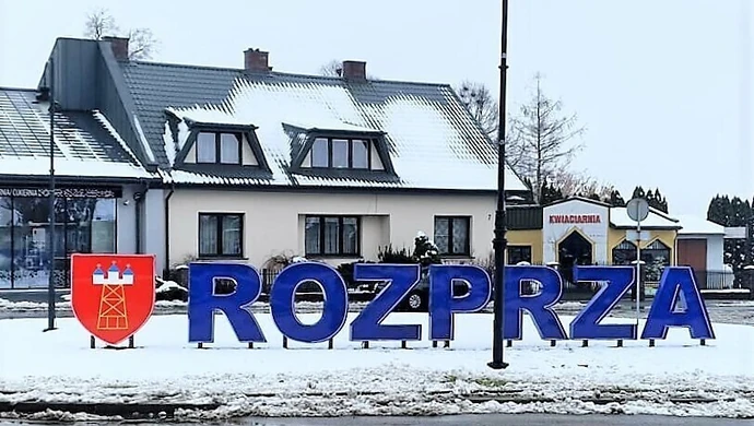 Podświetlany napis z nazwą miasta stanął w centrum Rozprzy