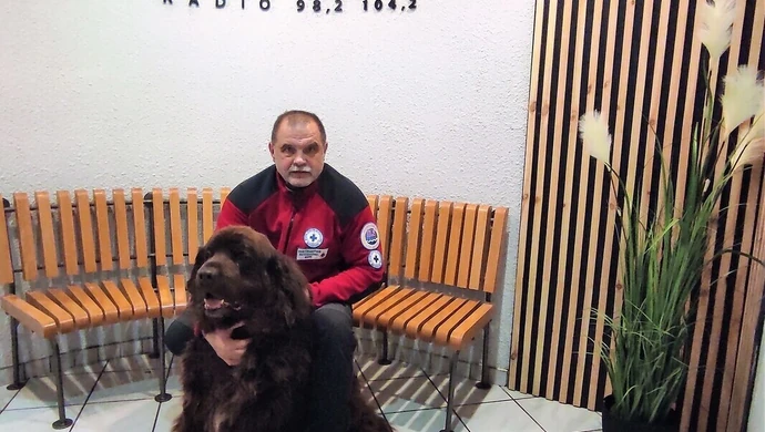 Czworonożny ratownik wspiera pracę ratowników piotrkowskiego WOPR