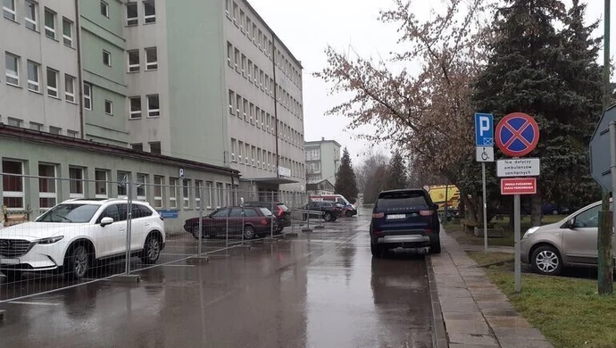 Problemy z parkowaniem przy piotrkowskim szpitalu