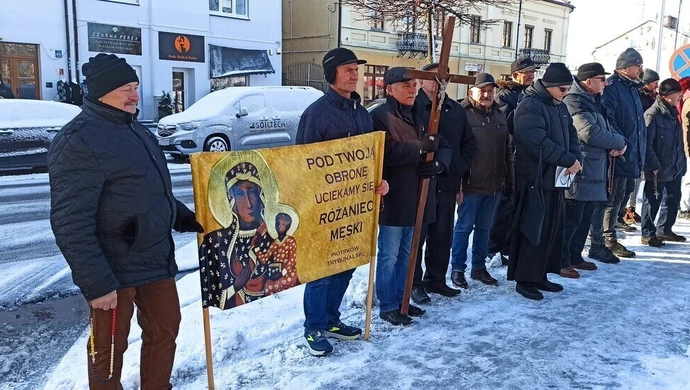 Mężczyźni z różańcami przemaszerowali przez Piotrków