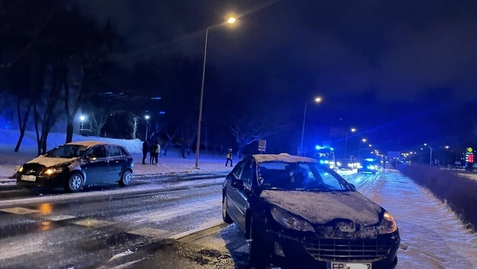 Bardzo ślisko i niebezpiecznie w Piotrkowie. Liczne kolizje i utrudnienia (ZDJĘCIA)