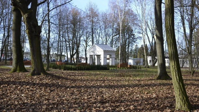 Kolejny park, który bez dworu pozostał