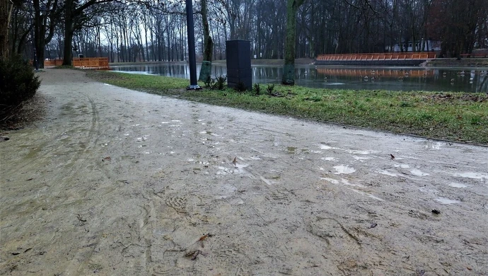 Do parku w... kaloszach?