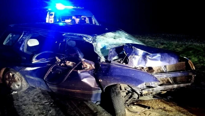 Wjechał w drzewo i poprosił o pomoc. 46-latek był nietrzeźwy