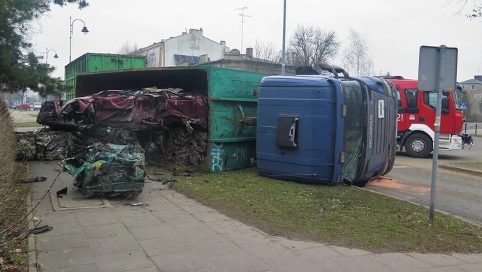O włos od nieszczęścia! Ciężarówka ze złomem przewróciła się na chodnik (ZDJĘCIA)