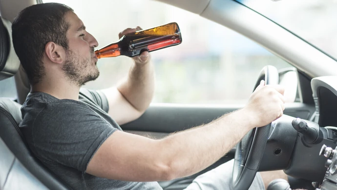 Prowadził po pijanemu, bo&#8230; nie mógł wypić w domu