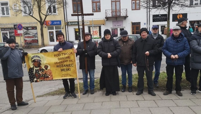 Mężczyźni modlili się na ulicach miasta
