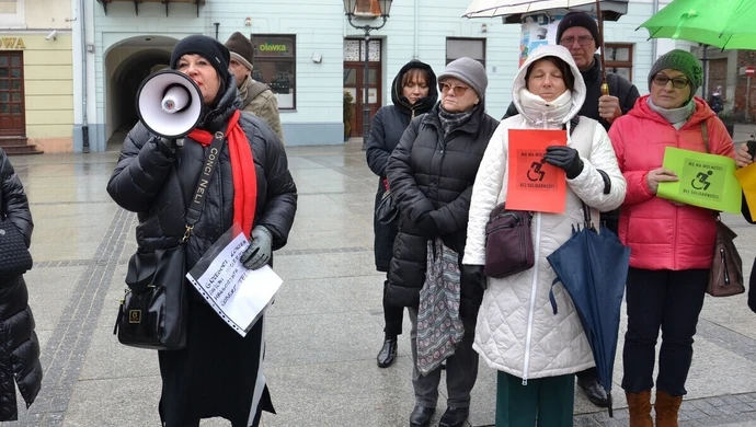 "Nie ma wolności bez solidarności". Protest w Rynku Trybunalskim