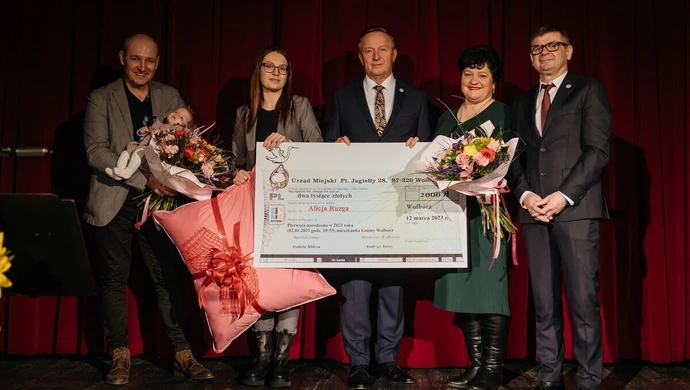 Alicja z czekiem i...poduszką