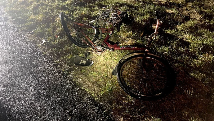 Pijany szedł środkiem jezdni. Potrącił go samochód