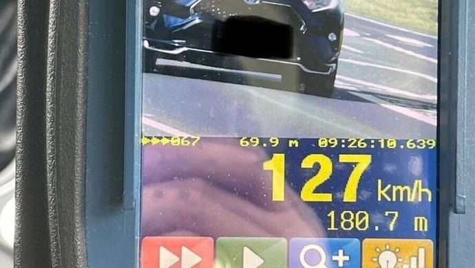 Pędził 127 km/h. Dostał mandat, oddał "prawko"