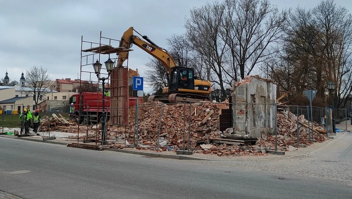 O jedną ruderę mniej...