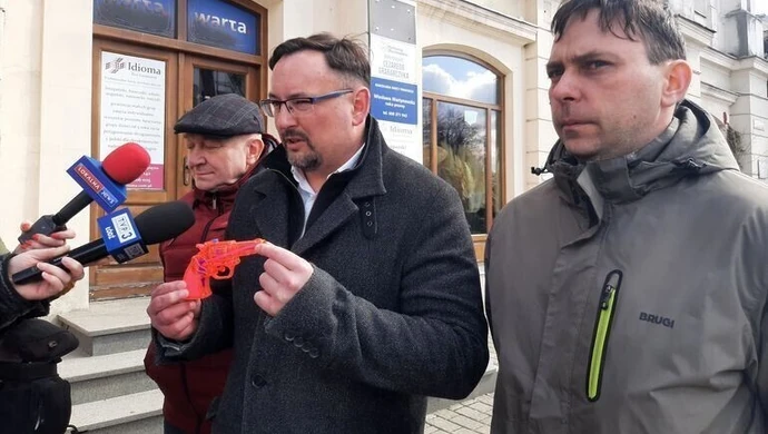 Pistolet na wodę dla posła Grabarczyka