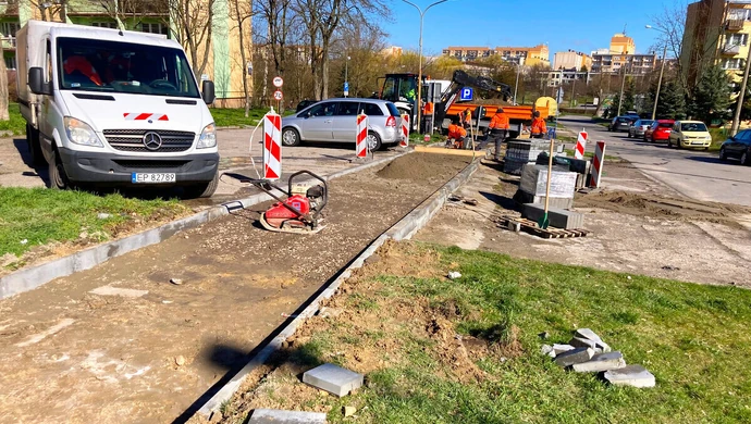 Wymieniają chodnik na Iwaszkiewicza
